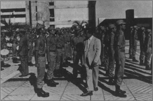 Encik Tahir Majid, Pemangku Pengarah ITM memeriksa perbarisan kehormat oleh Ketua-Ketua Platun Kesatria, Julai 1976