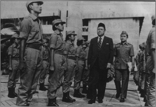 Dato' Lokman Musa, Pengarah ITM sedang memeriksa tamat latihan Ketua-Ketua Platun Kesatria, Jun 1977